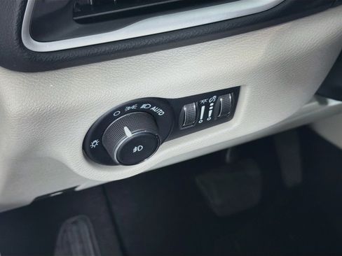 Used 2024 Chrysler Pacifica Touring-L FWD image 17