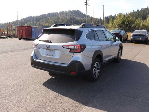 Used 2023 Subaru Outback Premium AWD/4WD image 5