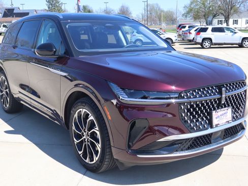 Used 2025 Lincoln Nautilus Reserve image 3