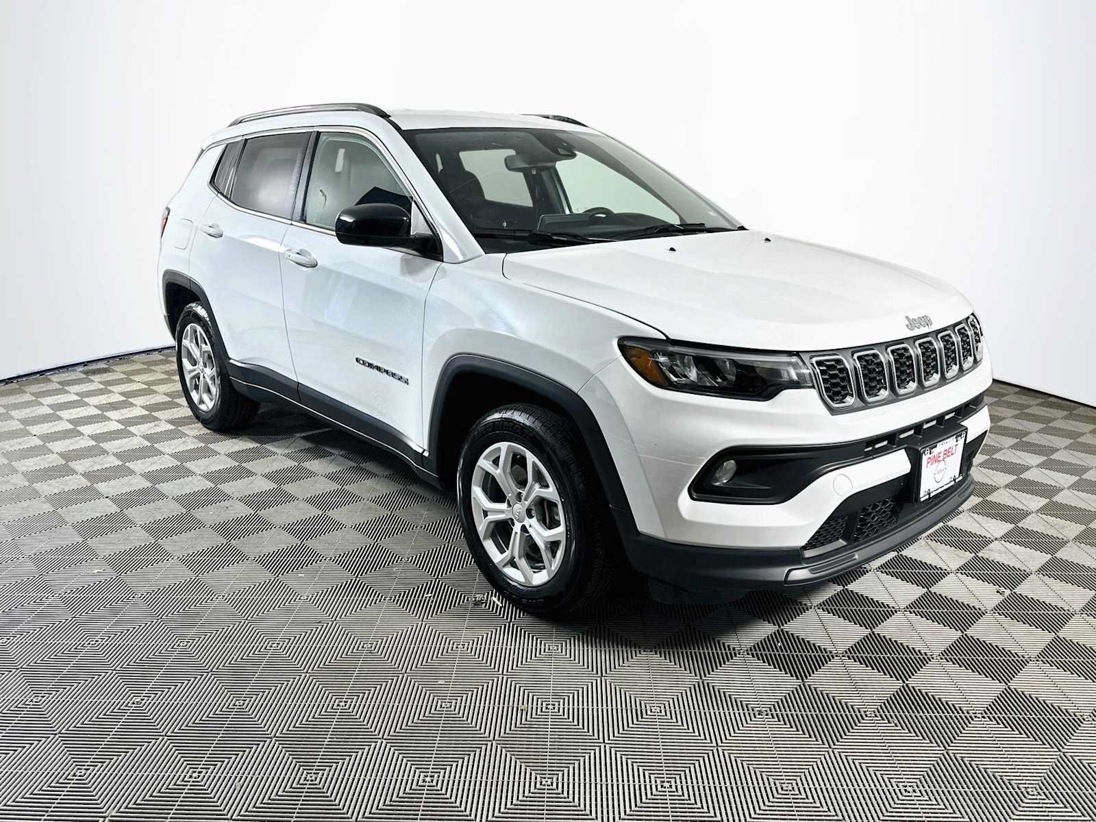Used 2024 Jeep Compass Latitude AWD/4WD image 3