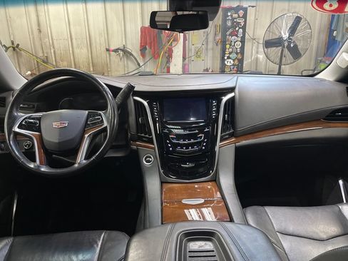 Used 2018 Cadillac Escalade ESV Premium Luxury w/ LPO, Radiant Package AWD/4WD image 18