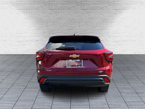 Used 2024 Chevrolet Trax LS w/ LS Convenience Package image 4