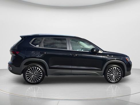 Used 2025 Volkswagen Taos SE image 9