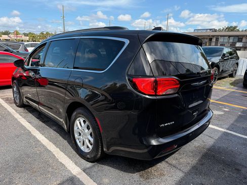 Used 2021 Chrysler Voyager Lxi FWD image 4