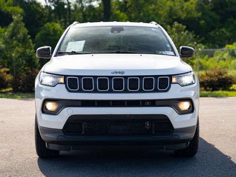 Used 2024 Jeep Compass Latitude AWD/4WD image 2