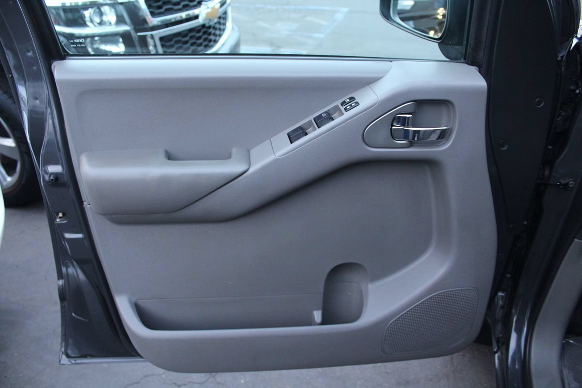 Used 2011 Nissan Frontier SV w/ SV Premium Utility Pkg AWD/4WD image 15