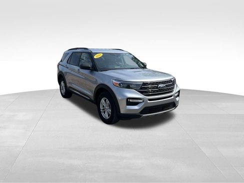 Used 2023 Ford Explorer XLT w/ Equipment Group 202A image 8