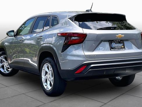 Used 2024 Chevrolet Trax LS w/ LS Convenience Package FWD image 12