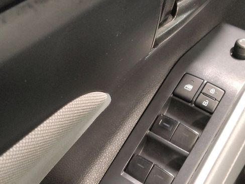 Used 2022 Toyota Highlander LE image 27