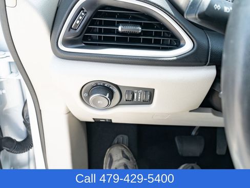 Used 2023 Chrysler Pacifica Touring-L FWD image 27