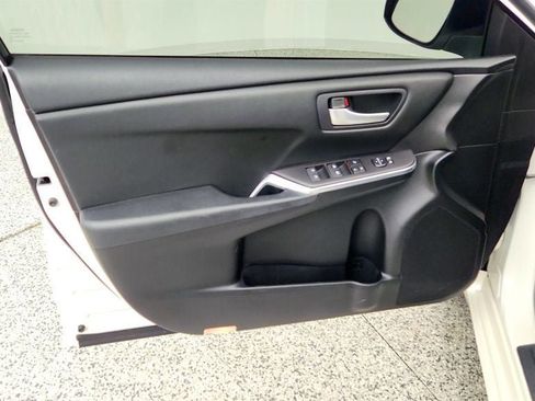 Used 2016 Toyota Camry SE FWD image 11