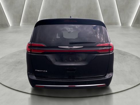 Used 2023 Chrysler Pacifica Touring-L FWD image 4