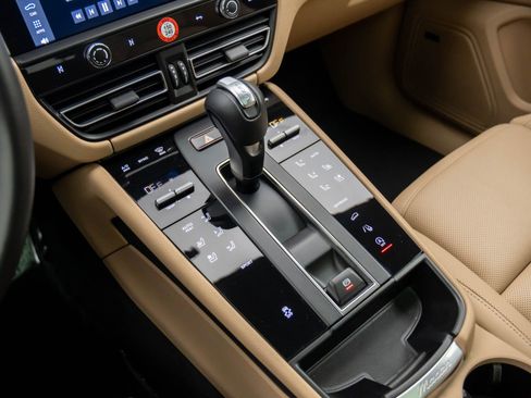 Certified 2025 Porsche Macan image 13