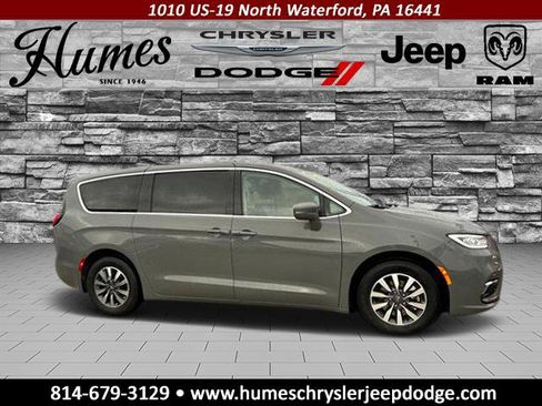 Certified 2022 Chrysler Pacifica Touring-L image 2