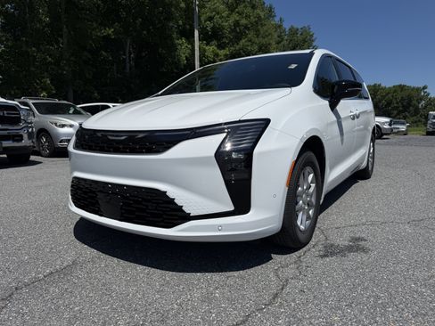 New 2027 Chrysler Pacifica Select FWD image 3