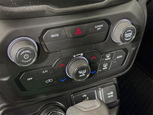 Used 2018 Jeep Renegade Latitude w/ Cold Weather Group image 16