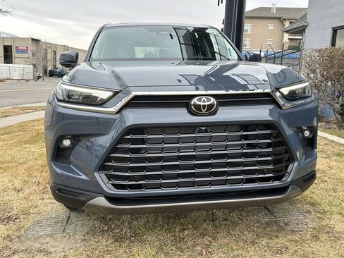 Used 2025 Toyota Grand Highlander AWD image 4