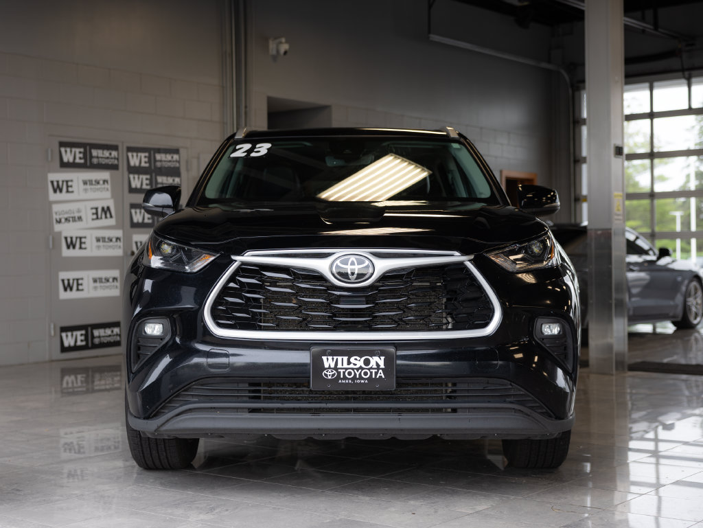 Used 2023 Toyota Highlander XLE AWD/4WD image 3