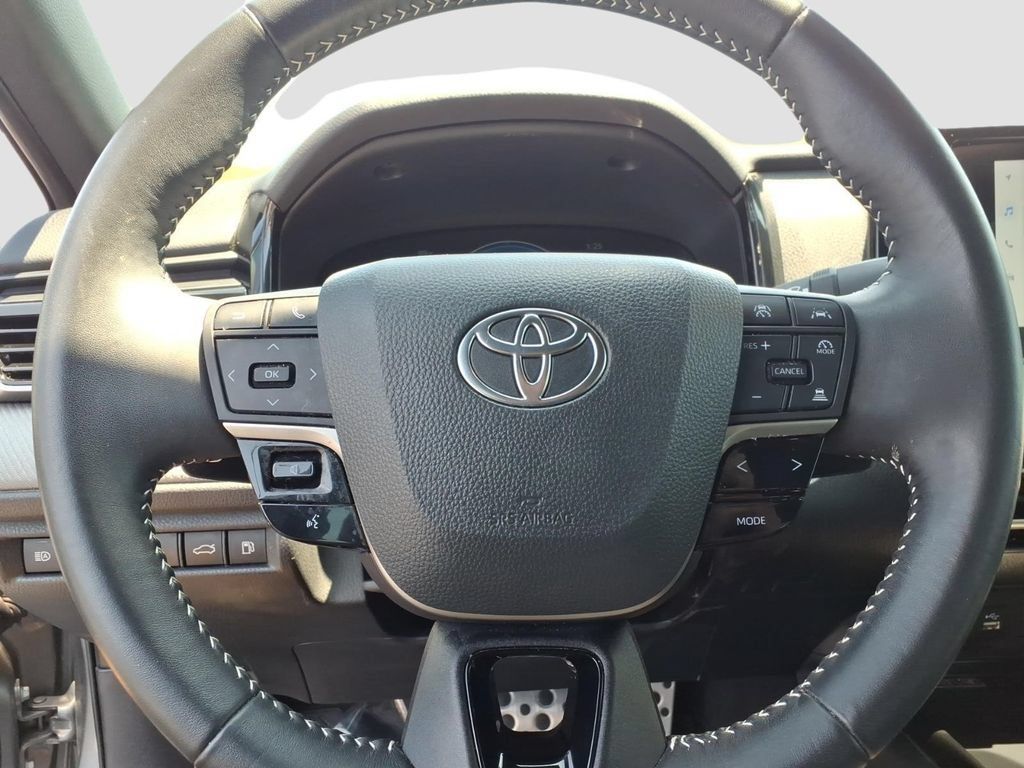Used 2025 Toyota Camry SE FWD image 23