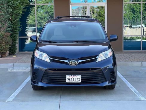 Used 2019 Toyota Sienna LE image 2