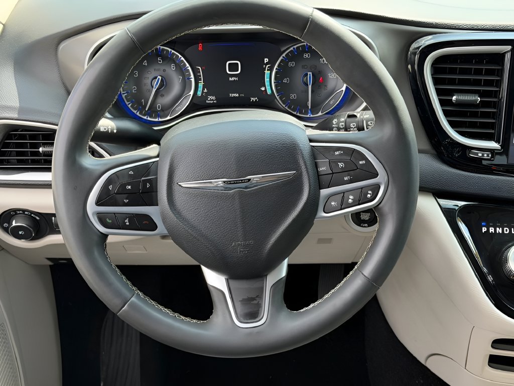 Used 2023 Chrysler Pacifica Touring-L FWD image 16