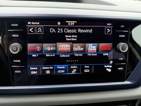 Used 2023 Volkswagen Taos SE w/ Panoramic Sunroof Package AWD/4WD image 17