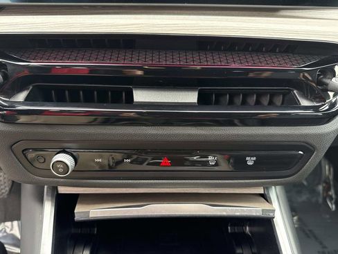 Used 2025 BMW 330i Sedan image 31