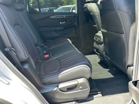 Used 2025 Honda Pilot Black Edition image 15