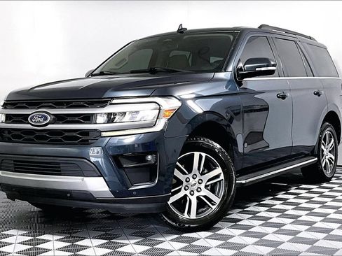 Used 2023 Ford Expedition XLT RWD image 2