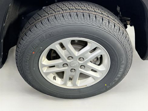 Used 2023 Jeep Grand Cherokee Laredo image 26