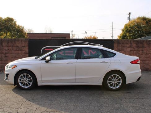 Used 2020 Ford Fusion SE image 2