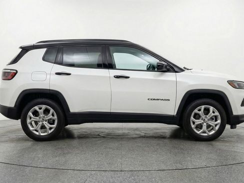 Used 2025 Jeep Compass Latitude image 11