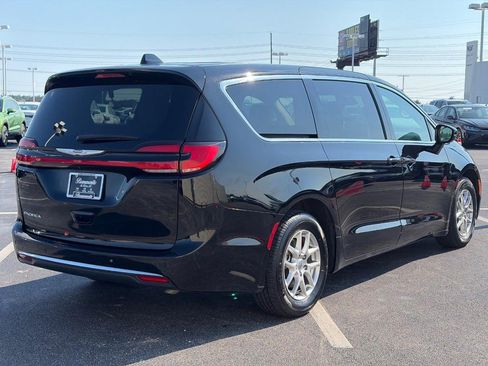 Used 2024 Chrysler Pacifica Touring-L FWD image 5