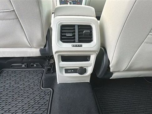 Used 2022 Volkswagen Tiguan SE image 30