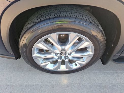 Used 2023 Toyota Highlander Limited FWD image 11