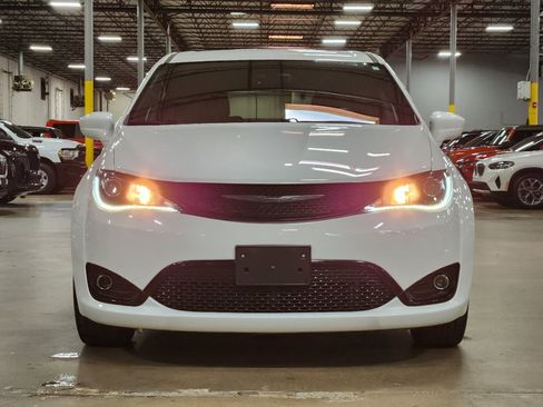 Used 2019 Chrysler Pacifica Touring Plus w/ S Appearance Package FWD image 2