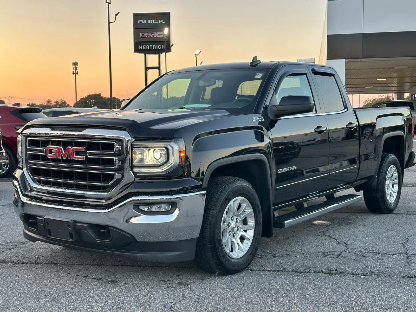 Used 2019 GMC Sierra 1500 SLE w/ SLE Value Package AWD/4WD image 3