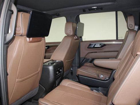 Used 2025 Chevrolet Tahoe High Country AWD/4WD image 19