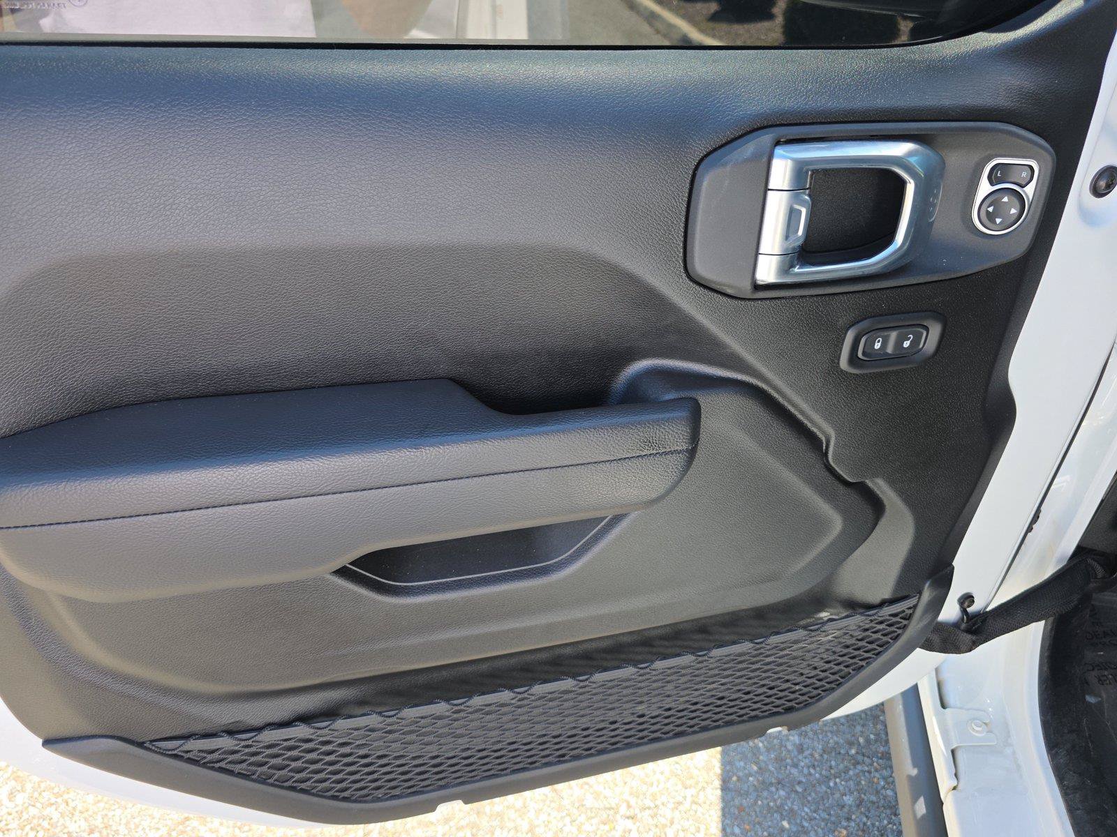 Used 2026 Jeep Wrangler Unlimited Rubicon AWD/4WD image 17