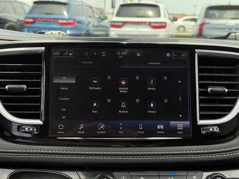 Used 2023 Chrysler Pacifica Limited FWD image 25