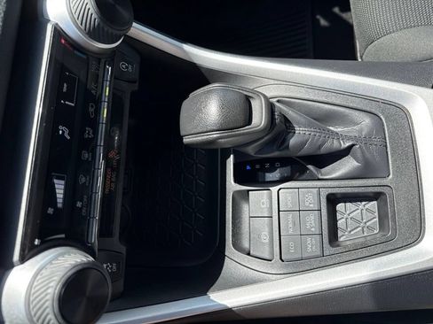 Used 2021 Toyota RAV4 LE AWD/4WD image 16