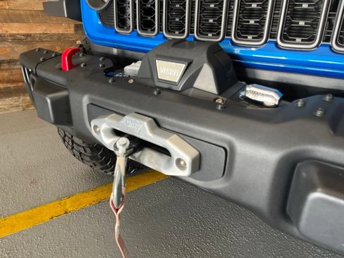 Used 2024 Jeep Gladiator Rubicon AWD/4WD image 9