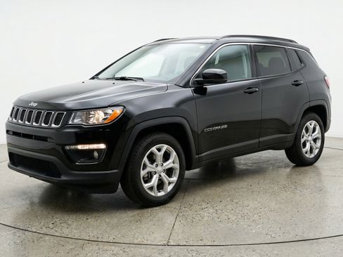 Used 2025 Jeep Compass Latitude image 3