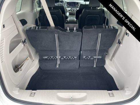 Used 2023 Chrysler Pacifica Touring-L FWD image 16