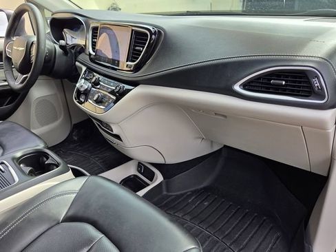 Used 2023 Chrysler Pacifica Touring-L AWD/4WD image 17