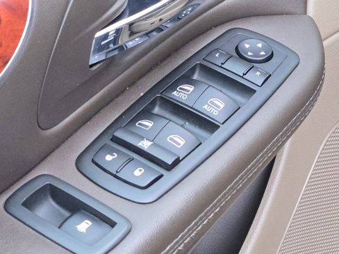 Used 2014 Chrysler Town & Country Touring image 29