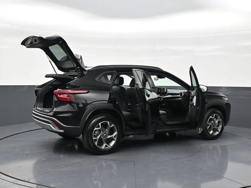 Used 2025 Chevrolet Trax LT FWD image 25