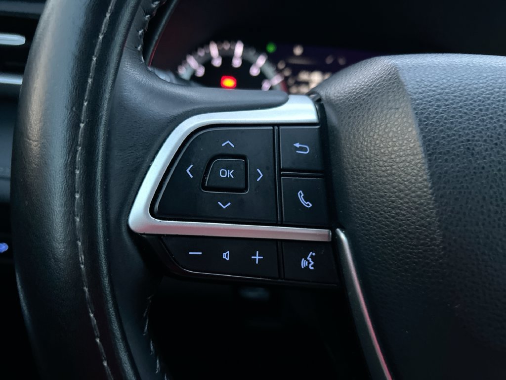 Used 2022 Toyota Highlander XSE FWD image 16
