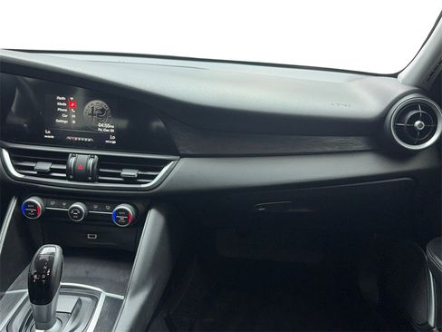 Used 2019 Alfa Romeo Giulia image 19