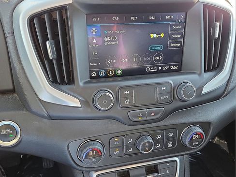 Used 2024 GMC Terrain SLT image 30